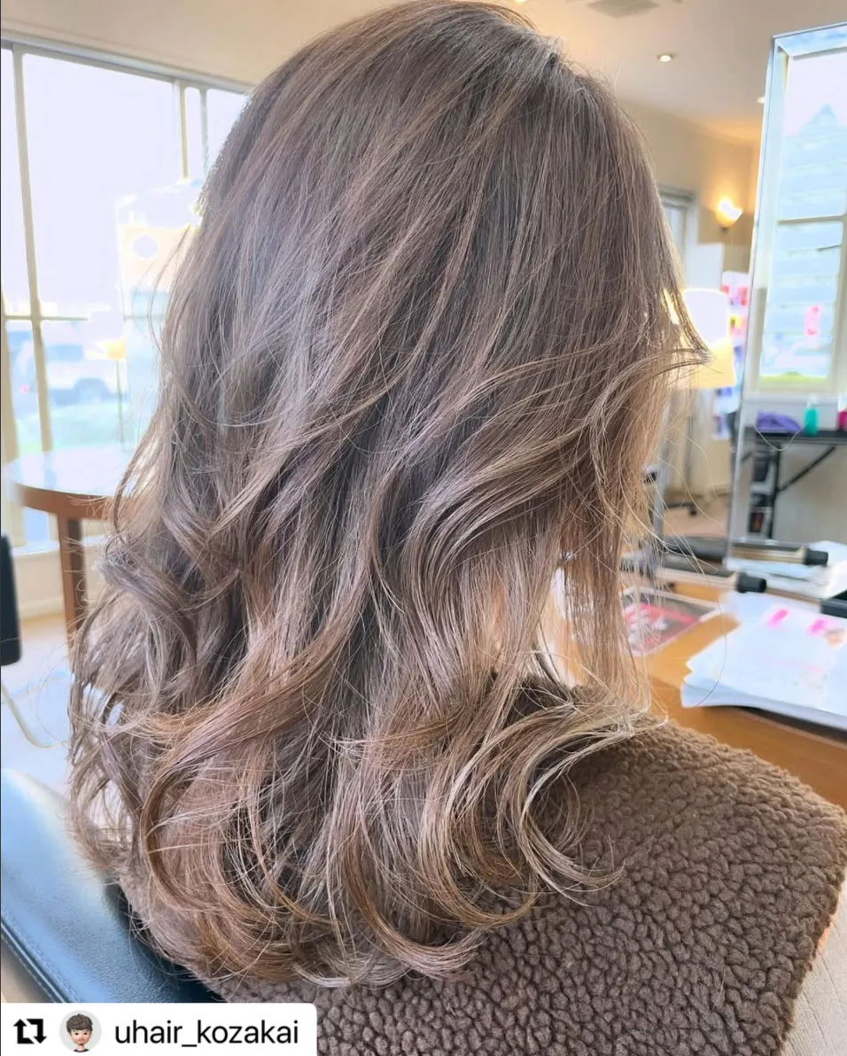 #Repost @uhair_kozakai with @use.repost
・・・
地毛のグレイヘアを活かした寒色過ぎないシルバーグレージュカラー🩶

顔周りにはワンブリーチのベージュ系フェイスフレーミングカラーでデザインにアクセントを✨

⁡✴️頭の形を綺麗に見せたい
⁡
✴️スタイリングを簡単にしたい
⁡
✴️似合うヘアスタイルにしたい

✴️髪や肌が綺麗に見えるヘアカラーにしたい

✴️パーマスタイルに興味がある
⁡
⚠️パーマの注意事項⚠️
以下の履歴がある方は、パーマのご案内が難しい場合があります💦
⁡
・ブリーチ履歴もしくは、同等のダメージレベル
・ストレートパーマ(縮毛矯正、髪質改善トリートメント)
・デジタルパーマ
⁡
【🏠サロン情報＆アクセス🚌】
✂︎uhair香久山店✂︎
〒470-0134
愛知県日進市香久山3-109
⁡
バス停香久山徒歩3分
⁡
【🕐営業時間🕐】
⁡
月曜日 定休日
火曜日 定休日
水曜日 9:00〜18:00
木曜日 9:00〜18:00
金曜日 10:00〜19:00
土曜日 9:00〜18:00
日曜日 9:00〜18:00
⁡
【料金】
⁡
カット　¥5,830
⁡
パーマ　¥6,380〜

カラー　¥6,270〜

ストレートパーマ　¥7,480

縮毛矯正　¥12,980〜

トリートメント　¥1,500〜
⁡

※全て税込表記になっております

⁡
【ご予約方法】
⁡
「Instagram📱」
DMからのお問い合わせ、ご予約をお受けしております😊
⁡
「電話予約☎️」
☎︎052-806-0727までお願いします🙇
※月、火曜日はサロン定休日の為、電話が繋がらないので予めご了承ください。
⁡
💇‍♀️ご来店心よりお待ちしてます💇‍♂️
⁡
#日進#香久山#美容室#美容院#uhair香久山
#ショート#ショートヘア#ショートボブ
#ショートカット#ショートスタイル#ボブ
#ハンサムショート  #ハンサムショートボブ #大人ショート#大人可愛いショート
#大人ミディアム#レイヤースタイル#ウルフレイヤー
#シルバーグレージュ#フェイスフレーミングカラー
#ベージュカラー