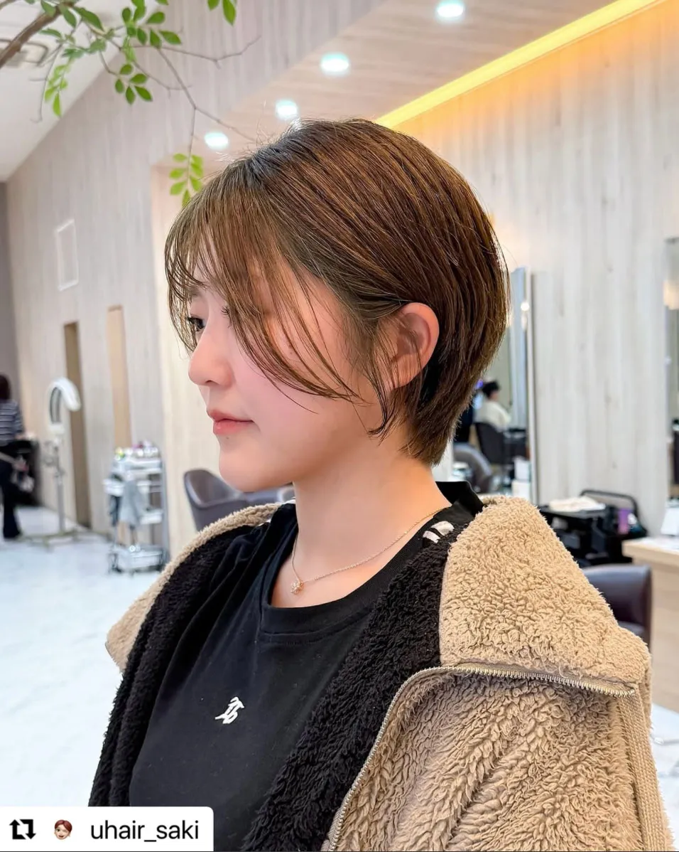 #Repost @uhair_saki with @use.repost
・・・
【#コンパクトショート 🍄💫】

多毛＋癖毛をおさまりのいいショートヘアに！

耳にかけてもコンパクトにアイロンは表面だけ！
オイルをつけるだけでキマるショートヘア👍🏻✨🪗

カラーは明るく柔らかい印象に🔄✨

カット　　　　　　¥5,500
イルミナカラー　　¥7,370
トリートメント　　¥4,400

📍U hair 千代田橋店

〒464-0011
名古屋市千種区千代田橋2-1-1
🚘アピタ千代田橋店駐車場内

-schedule-
mon close
tue  10:00〜19:00  第2/第3 close
wed  10:00〜19:00
thu  10:00〜19:00
fri  11:00〜20:00
sat  10:00〜19:00
sun  10:00〜19:00

ご予約はホットペッパー、お電話、dmより
受け付けております🌙

#丸みショート #ショートスタイル #透明感カラー #名古屋サロン #名古屋 #千種区 #千代田橋 #aujua #オージュア #オーガニックカラー #イルミナカラー#uhair#uhair千代田橋