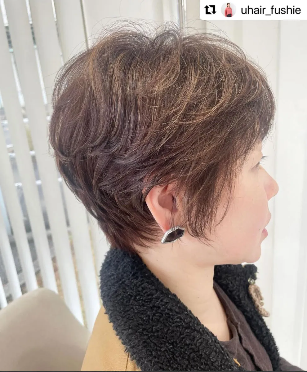 #Repost @uhair_fushie with @use.repost
・・・
:)
似合わせショートカット🩷

骨格に合わせたカットで伸びてきてもお手入れ楽ちんです🩷

元々の癖を生かし、カラーもハイライトをプラスしてるので軽い印象にしてくれます😊

☑️毎日のお手入れを楽にしたい
☑️似合うショート、ショートボブにしたい

ぜひお待ちしております！
ご予約方法
ㅤㅤㅤㅤㅤㅤㅤㅤㅤㅤㅤㅤㅤ
☑️DM
 ご希望のお日にち、時間とメニューをお願いいたします
☑️TEl  0568-26-4303
　Uhair師勝店　
☑️ホットペッパービューティー
　プロフィール欄のリンクよりお得なクーポン配布中ですのでこちらがおすすめです☆

Uhair 師勝店　
〒481-0013 北名古屋市二子双葉70

お車の場合
広い駐車場ございます🅿️

公共交通機関ご利用の場合
鶴舞線･名鉄線　上小田井駅より徒歩20分ほど

#北名古屋美容室#北名古屋美容院#北名古屋サロン#名古屋美容室#名古屋美容院#髪質改善#髪質改善トリートメント#美髪#美髪ケア#ヘアケア#カラー#ツヤカラー#refa#リファ#ショートボブ#ボブ#似合わせカット