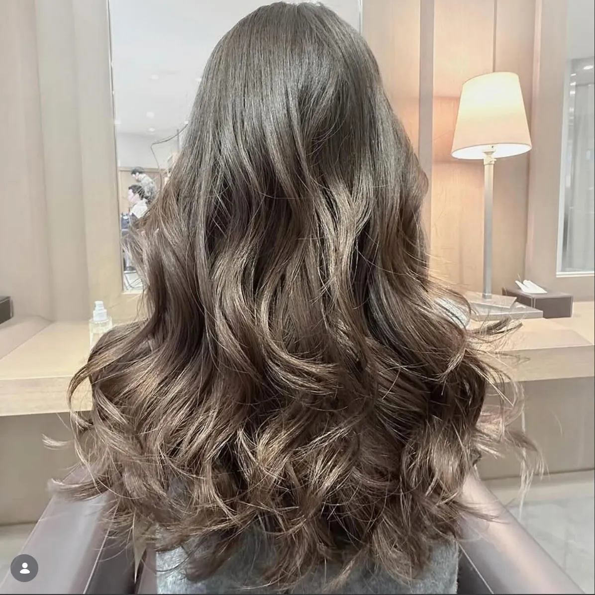 #Repost @uhair_s_tanaka2002 with @use.repost
・・・
✨ミディアム&ロングスタイル✨
⁡
⁡
☝️艶を最大限に美しく魅せる✨
☝️寝癖がつきにくい
⁡
✨ミディアム〜ロングも実はカットがすごく大切💖
カットは最大のトリートメントだと思います😙
⁡
アイロンスタイリングもアドバイスさせて下さい😊
⁡
📩気になる方はDMにてご連絡下さい😊
⁡
【サロン情報＆アクセス🗾】
⁡
✂︎UHair石川橋店✂︎
〒4660836
名古屋市昭和区上山町2-1-4
⁡
🚌公共交通機関🚃
①地下鉄『八事』→金山(12系統金山行きで石川橋下車)
⁡
②地下鉄🚇『杁中』→徒歩10分
⁡
③金山〜バス(12系統妙見町行きで石川橋下車or16系統瑞穂運動場東行きで石川橋下車)
⁡
④地下鉄🚇『桜山』→徒歩10分
⁡
⁡
【☀️営業時間🌈】
⁡
月曜日 定休日
火曜日 定休日
水曜日 9:00〜18:00(不在時アリ)
木曜日 9:00〜18:00
金曜日 11:00〜20:00
土曜日 9:00〜18:00
日曜日 9:00〜18:00
⁡
【料金】
⁡
カット ¥6,600
⁡
パーマ　¥3,300〜8,800
⁡
カラー　ワンカラー¥5,720〜
⁡
トリートメント　¥4,400〜
⁡
ミディアムからロングはプラス料金かかります
⁡
※全て税込表記になっております💡
⁡
※高校生以下の方はカット学生料金有り
⁡
初回、インスタを見てのご予約は20%OFF
⁡
【ご予約の方法】
「Instagram📱」
⁡
またDMからのご予約もお受けしております✉️
⁡
⁡
「電話予約☎️」
プロフィール欄の《電話する》を選択して頂くか、
☎︎0528311721までお願いします🙇
※月、火曜日はサロン定休日の為、電話は繋がりませんので予めご了承ください。
⁡
⁡
#名古屋美容室 #昭和区美容室#八事美容室#桜山美容室#いりなか美容室　#uhair 
⁡
#ロング#ロングヘア#カット#ミディアム#ミディアムヘア
#大人ヘア#艶髪