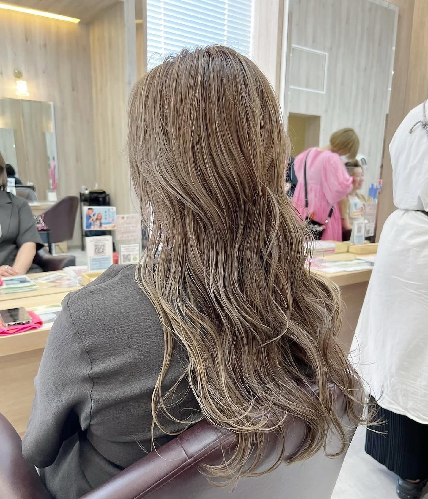 【U style collection🌟】
柔らかく、軽やかに。揺れるナチュラルハイライト💟

✂️stylist @uhair_riku0825 
🏠salon @uhair_chiyodabashi 

📍UHair千代田橋店
名古屋市千種区千代田橋2丁目1-1アピタ千代田橋店駐車場敷地内(オレンジガーデン)
TEL：052-726-3391
https://beauty.hotpepper.jp/slnH000694788/

#コテ巻き風パーマ
#デジタルパーマ
#デジパ
#uhair
#名古屋美容室
#千種区美容室
#千代田橋